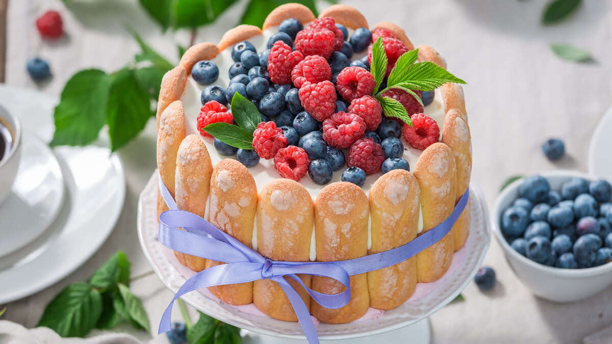 Pomysł na deser bez pieczenia? Wypróbuj tort Charlotte