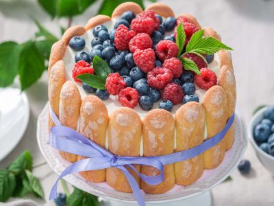 Pomysł na deser bez pieczenia? Wypróbuj tort Charlotte